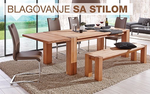 Blagovaonica s drvenim stolom i smeđim stolicama kromiranog postolja